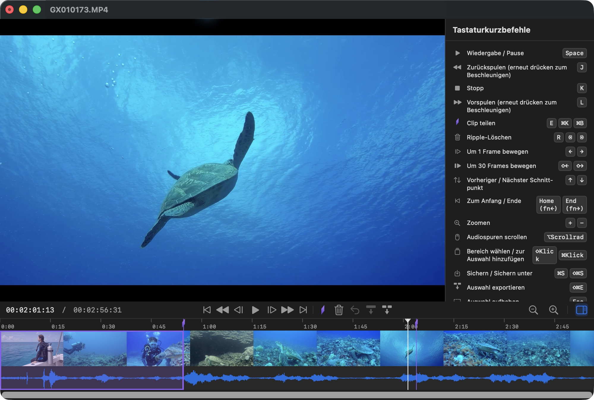 QuickCut auf dem Mac mit Videovorschau, violetter Clipauswahl und Audiowellenform